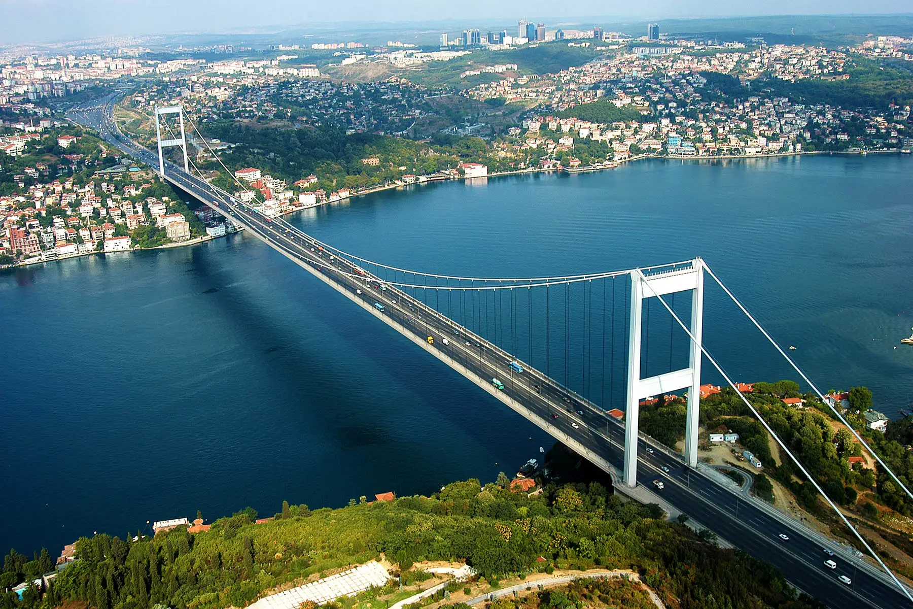 Nhìn từ trên không cầu Bosphorus và eo biển