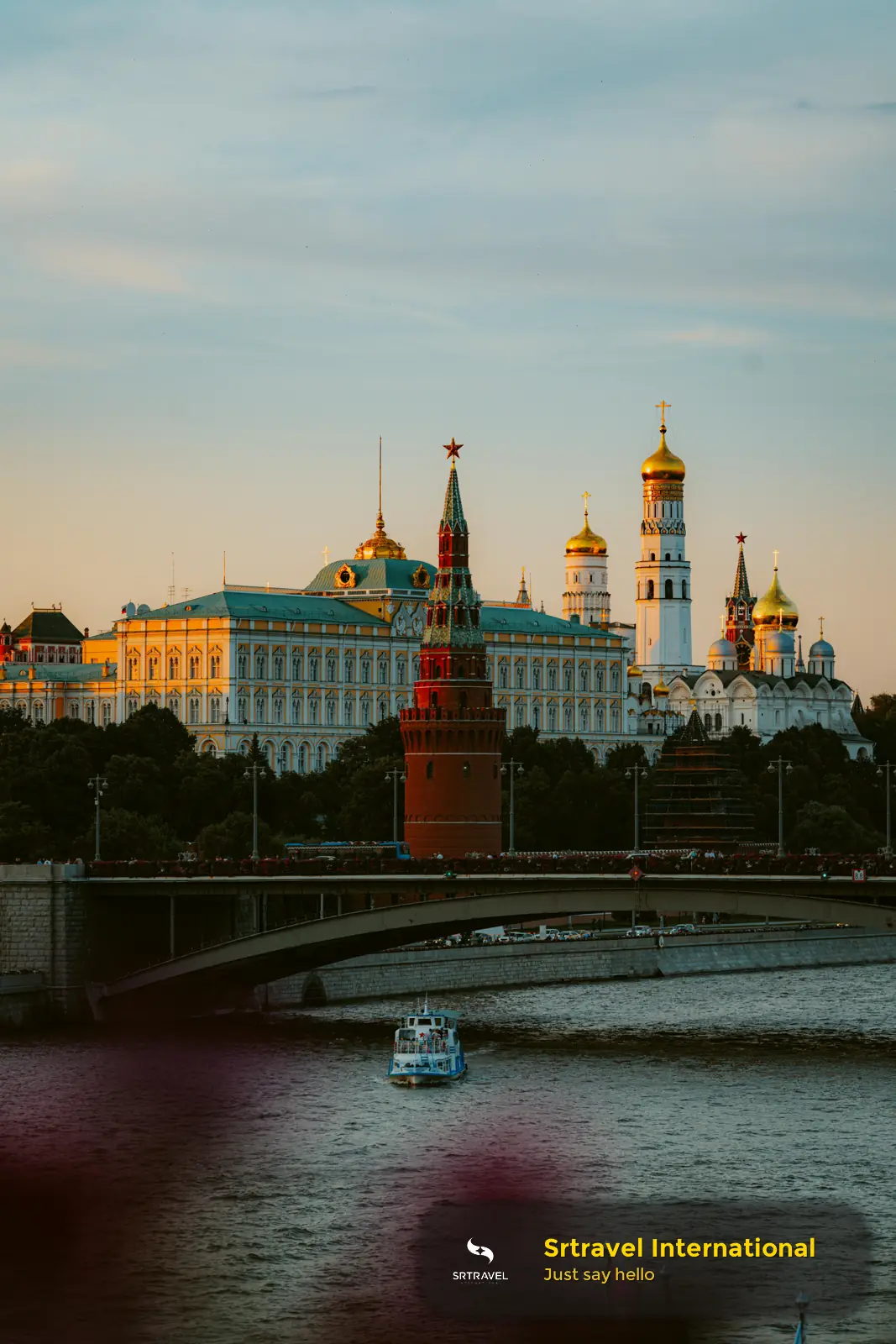 Quảng trường Đỏ Moscow với tháp Kremlin và nhà thờ trong ánh hoàng hôn