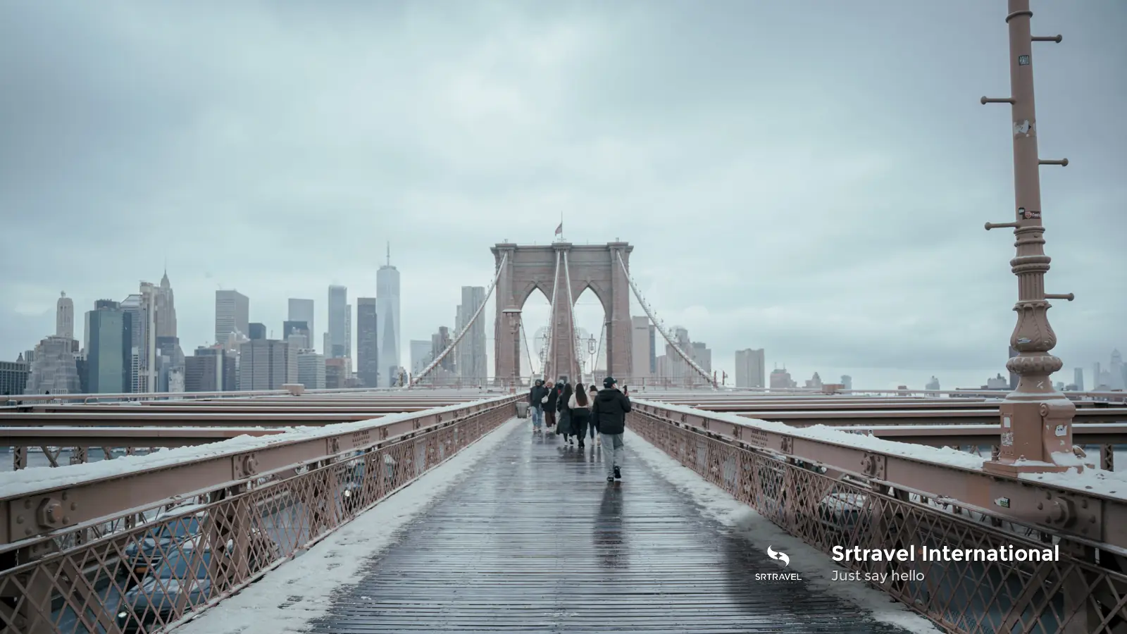Cầu Brooklyn, New York với đường đi bộ và bối cảnh thành phố