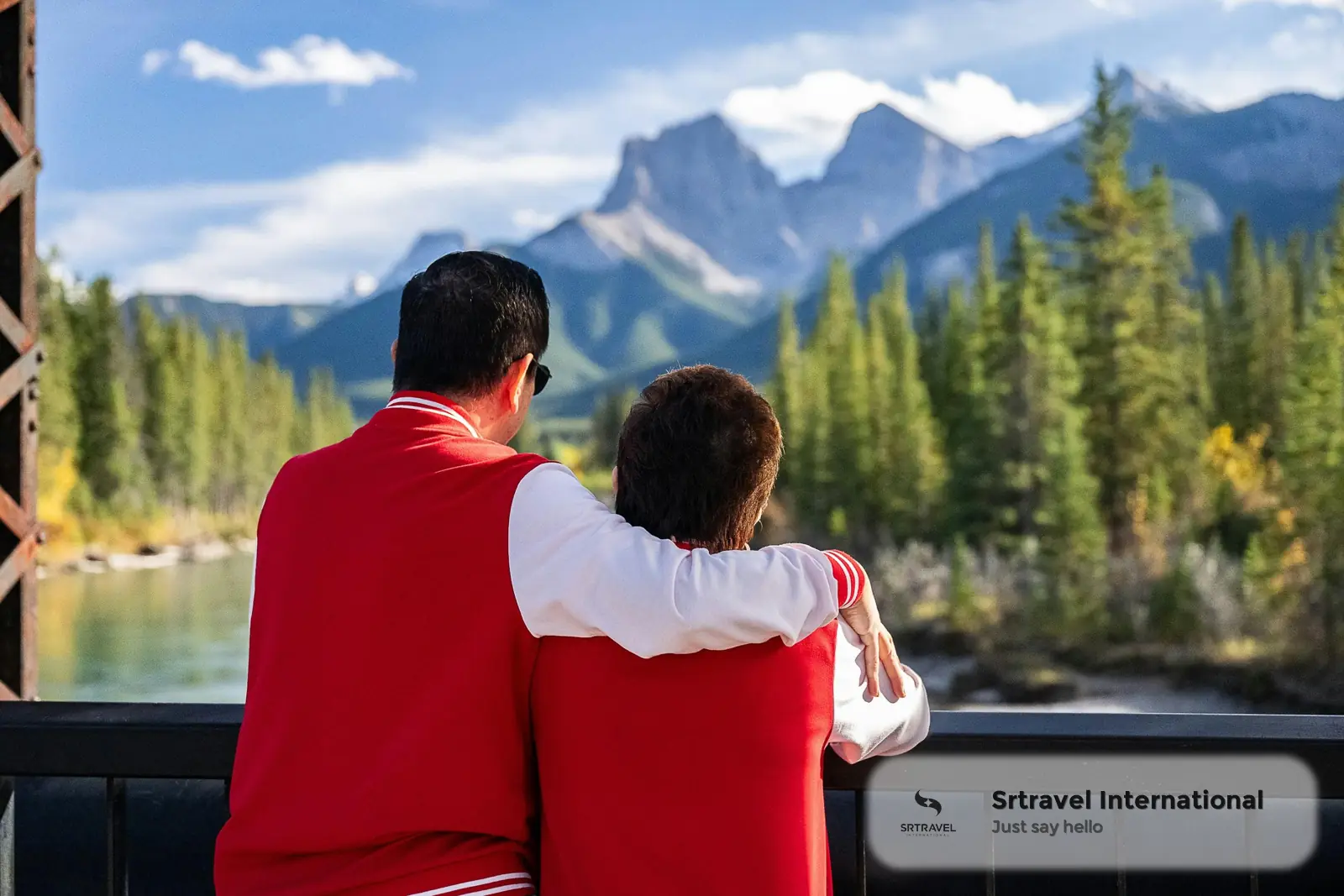 Cặp đôi ngắm cảnh núi non và hồ yên bình tại Banff Canada